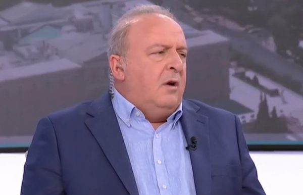 Επίθεση Καμπουράκη κατά της Καρυστιανού: "Να εγγυηθεί ότι μπορεί να μειώσει τις τιμές στα σούπερ μάρκετ, όχι μόνο Τέμπη"