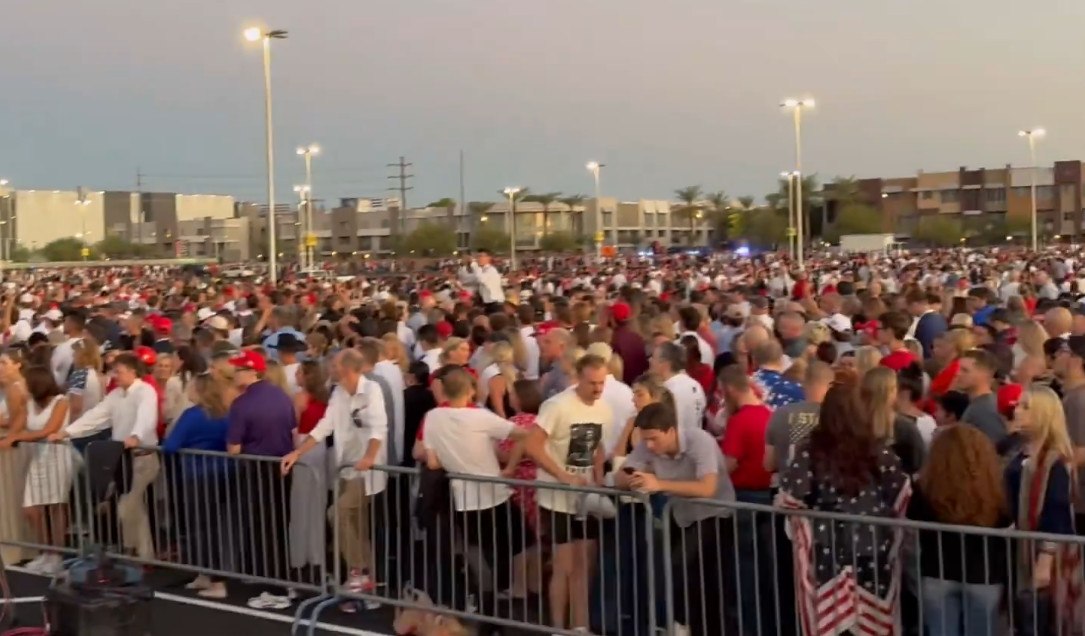 Κατάμεστο το State Farm Stadium για το τελευταίο αντίο στον Τσάρλι Κερκ - Δρακόντεια μέτρα ασφαλείας στο Φοίνιξ
