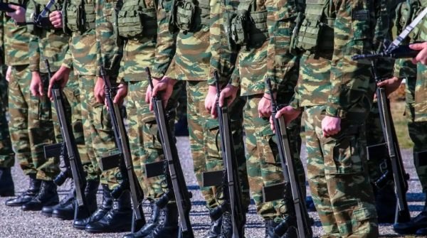 Νέο μισθολόγιο και δωρεάν στέγη για τα στελέχη των Ενόπλων Δυνάμεων: Αυξήσεις 13%-53% και 17.484 νέες κατοικίες - Δείτε παραδείγματα