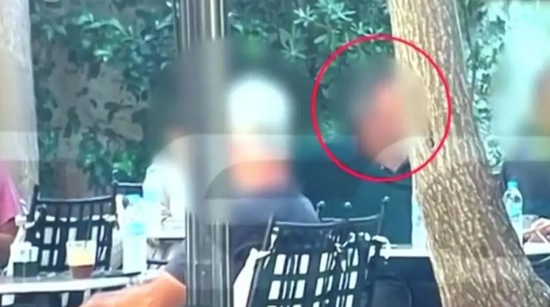 Ο καρδιοχειρουργός του Ιπποκράτειου με το «φακελάκι» έπινε καφέ δύο μέρες αφού δήλωσε ότι νοσηλεύεται στη ΜΑΦ