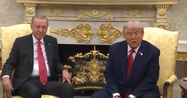 Σε θερμό κλίμα η συνάντηση Τραμπ – Ερντογάν: Το «μεγάλο παζάρι» για τα F35, F16 και τους Patriot, η καρφίτσα και η θεολογική σχολή της Χάλκης