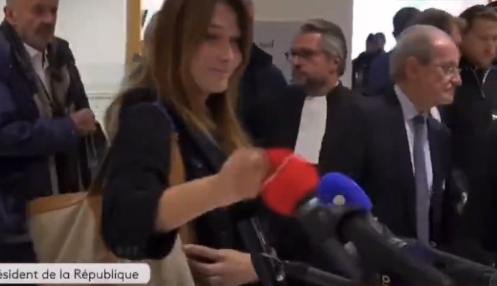 Καταδίκη Σαρκοζί: Έξαλλη η Κάρλα Μπρούνι, πετάει το κάλυμμα μικροφώνου μετά την απόφαση (ΒΙΝΤΕΟ)