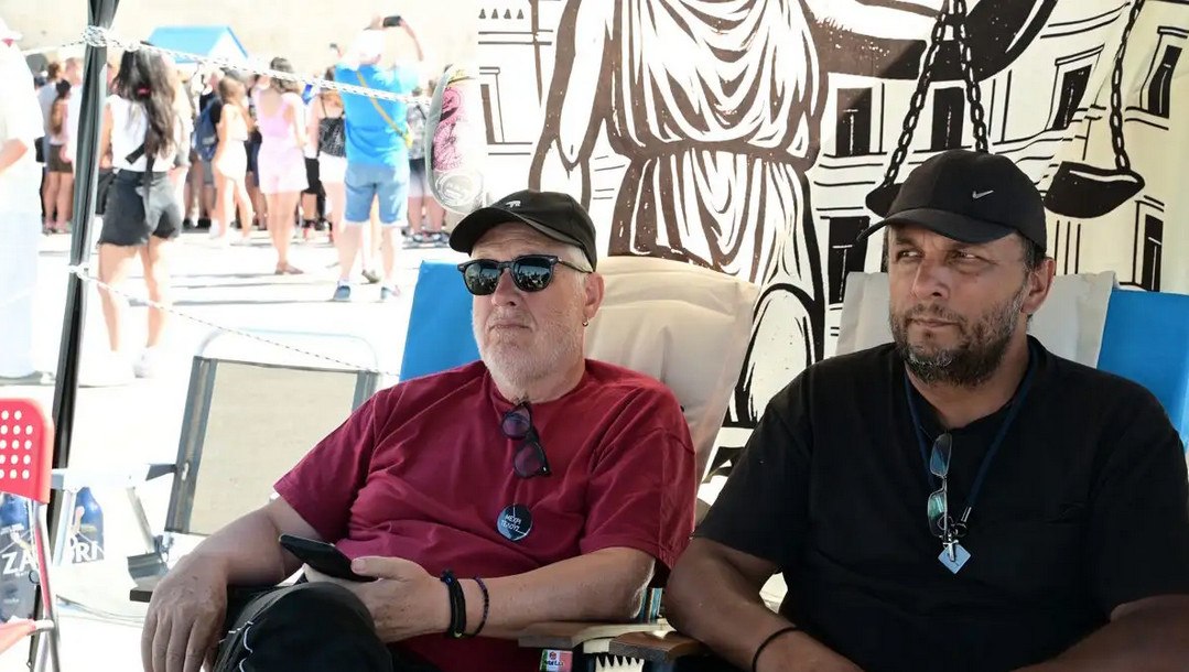 Τέμπη: Ο απεργός πείνας Δημήτρης Οικονομόπουλος πήρε εξιτήριο από το «Λαϊκό» νοσοκομείο μετά από λιποθυμικό επεισόδιο