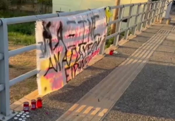 Λουλούδια, κεριά, ζωγραφιές και σημειώματα στο σημείο που σκοτώθηκε ο 10χρονος Μάξιμος στην Ηγουμενίτσα