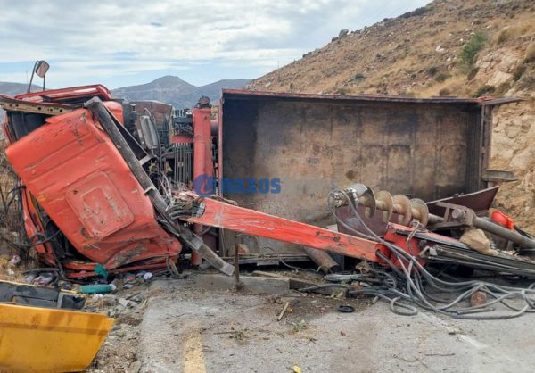 Ντελαπάρισε φορτηγό στη Νάξο, τραυματίστηκε ο οδηγός