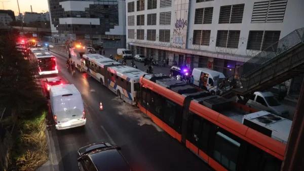 Οι Αρχές εξετάζουν βίντεο για τα αίτια του τροχαίου μεταξύ Τραμ και λεωφορείου στον Πειραιά - Εξιτήριο πήραν 21 άτομα