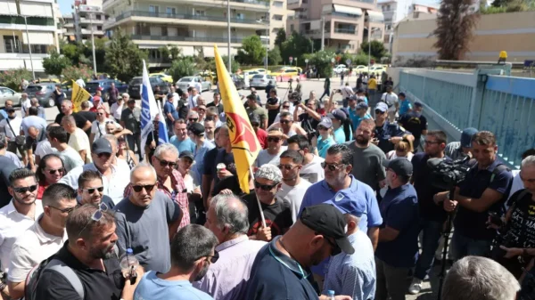 Στο υπουργείο Μεταφορών έφτασε η αυτοκινητοπομπή των ταξί