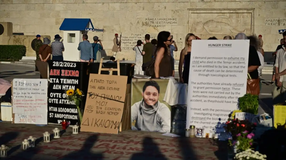 Τέμπη: Συμπληρωματικό υπόμνημα και για την εκταφή της σορού του Ντένις Ρούτσι – Συνεχίζει την απεργία πείνας ο πατέρας του