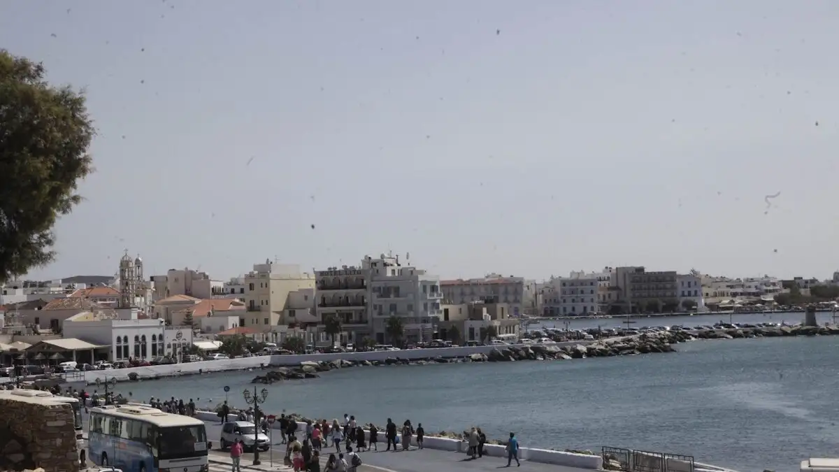 Τήνος: 42χρονος πατέρας χτύπησε το 4 ετών παιδί του μέσα στο λιμάνι του νησιού και συνελήφθη