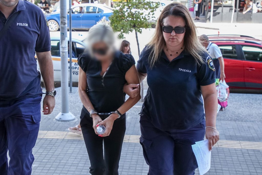 Θεσσαλονίκη: Ελεύθερη με εγγύηση 50.000 ευρώ η 45χρονη οδηγός της Porsche -  «Θέλω να ζητήσω ταπεινά συγγνώμη» - Lamia Report
