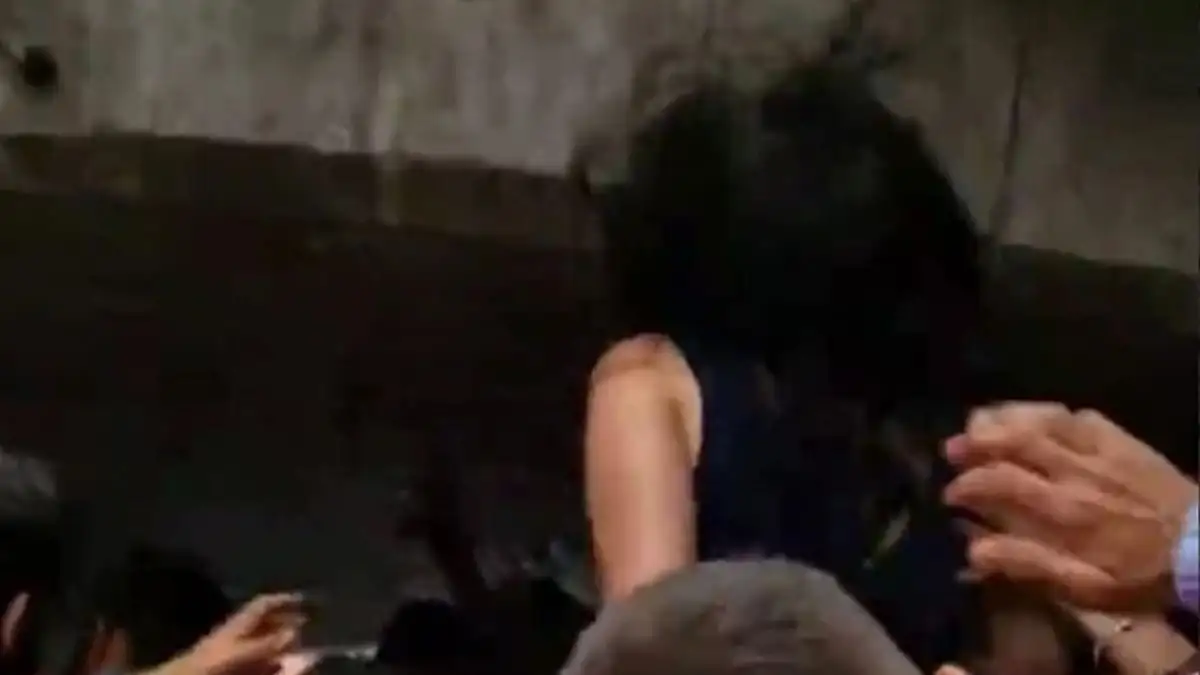 Viral ατύχημα στην Μπριζ: Τουρίστρια σηκώθηκε όρθια σε βάρκα και χτύπησε το κεφάλι της σε γέφυρα