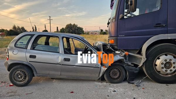 Αυτοκίνητο «καρφώθηκε» πάνω σε σταθμευμένο εκπαιδευτικό φορτηγό