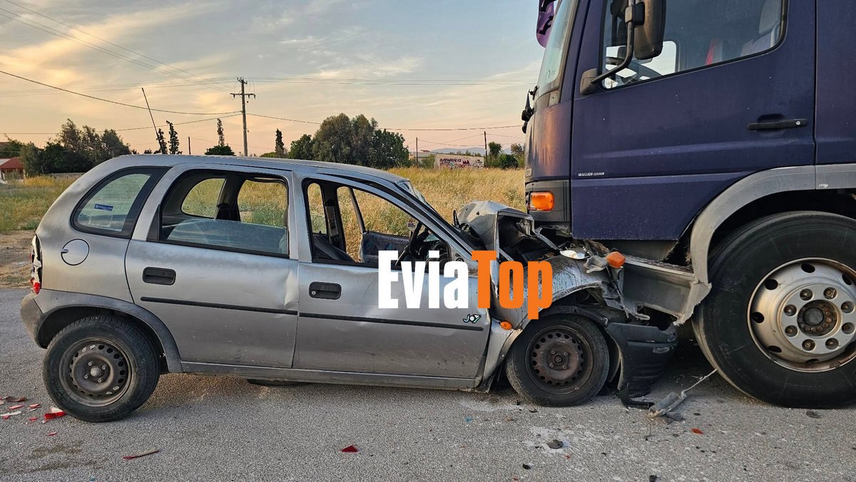 Αυτοκίνητο «καρφώθηκε» πάνω σε σταθμευμένο εκπαιδευτικό φορτηγό