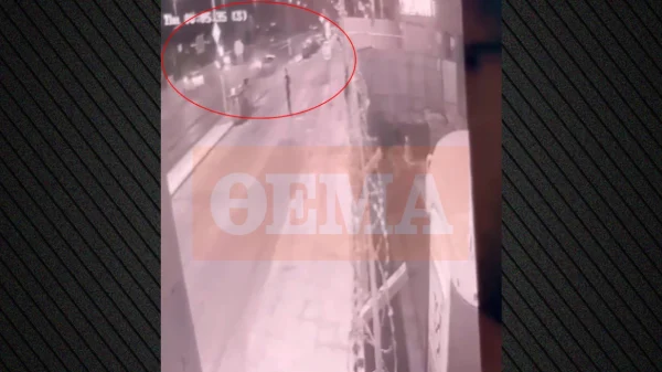 Τροχαίο στη Βουλιαγμένης: Η στιγμή της θανατηφόρας καραμπόλας - Αυτοκίνητο χτύπησε από πίσω το ΙΧ με οδηγό την 64χρονη