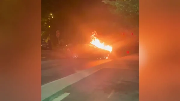 Σοκαριστικό τροχαίο στη Θεσσαλονίκη: Αυτοκίνητο καρφώθηκε σε κατάστημα και άρπαξε φωτιά – Δείτε βίντεο και φωτογραφίες