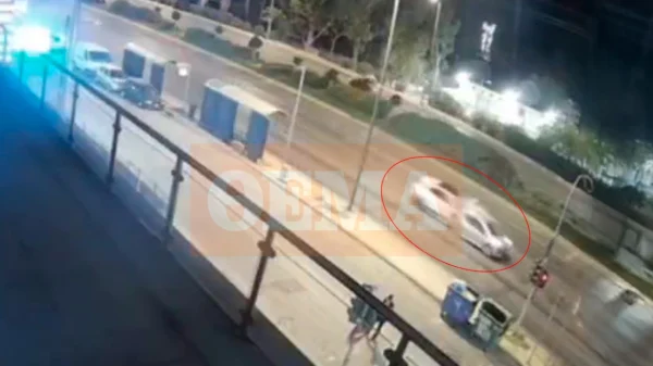 Νέο βίντεο από το θανατηφόρο τροχαίο στη Βουλιαγμένης - Ο 21χρονος πέφτει με ταχύτητα στο σταματημένο αυτοκίνητο της 64χρονης