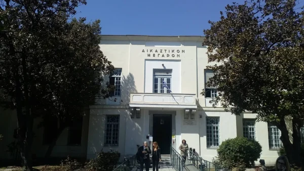 Ελεύθερος ο 61χρονος που λήστεψε μίνι μάρκετ και χτύπησε την υπάλληλο - Είχε αφοδεύσει στα κρατητήρια