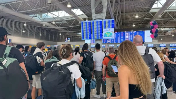 Παραμένουν οι καθυστερήσεις και οι ουρές στο Ελευθέριος Βενιζέλος – Άλυτο το πρόβλημα με τους ελεγκτές εναέριας κυκλοφορίας