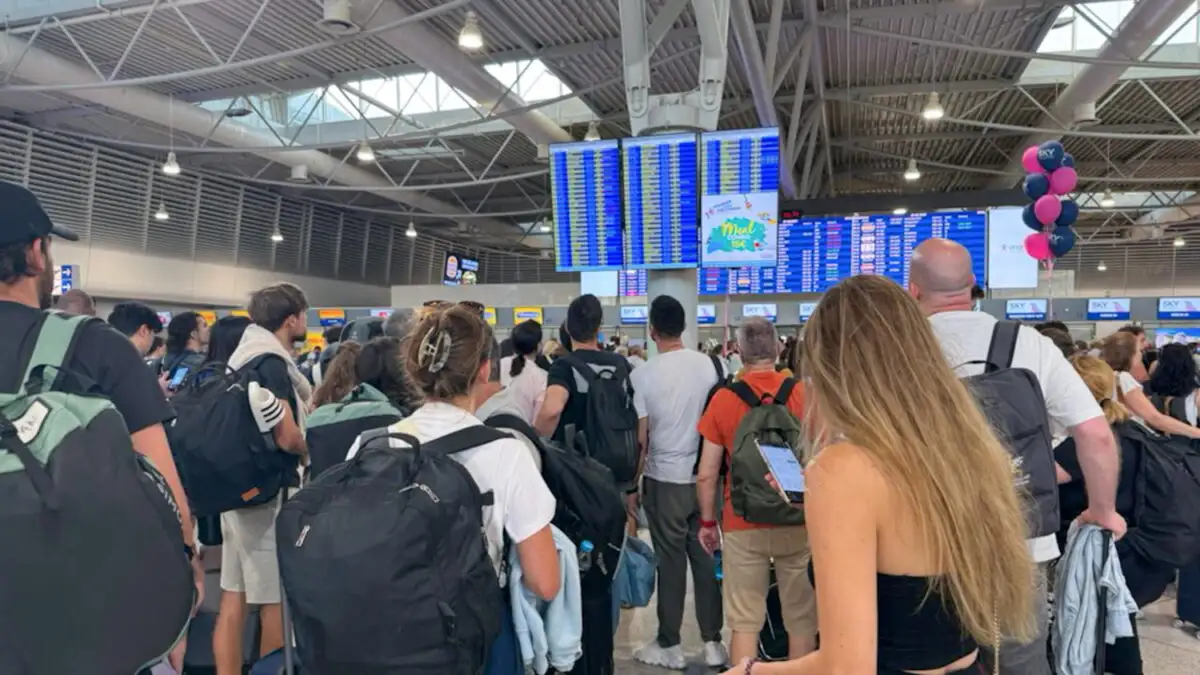 Παραμένουν οι καθυστερήσεις και οι ουρές στο Ελευθέριος Βενιζέλος – Άλυτο το πρόβλημα με τους ελεγκτές εναέριας κυκλοφορίας