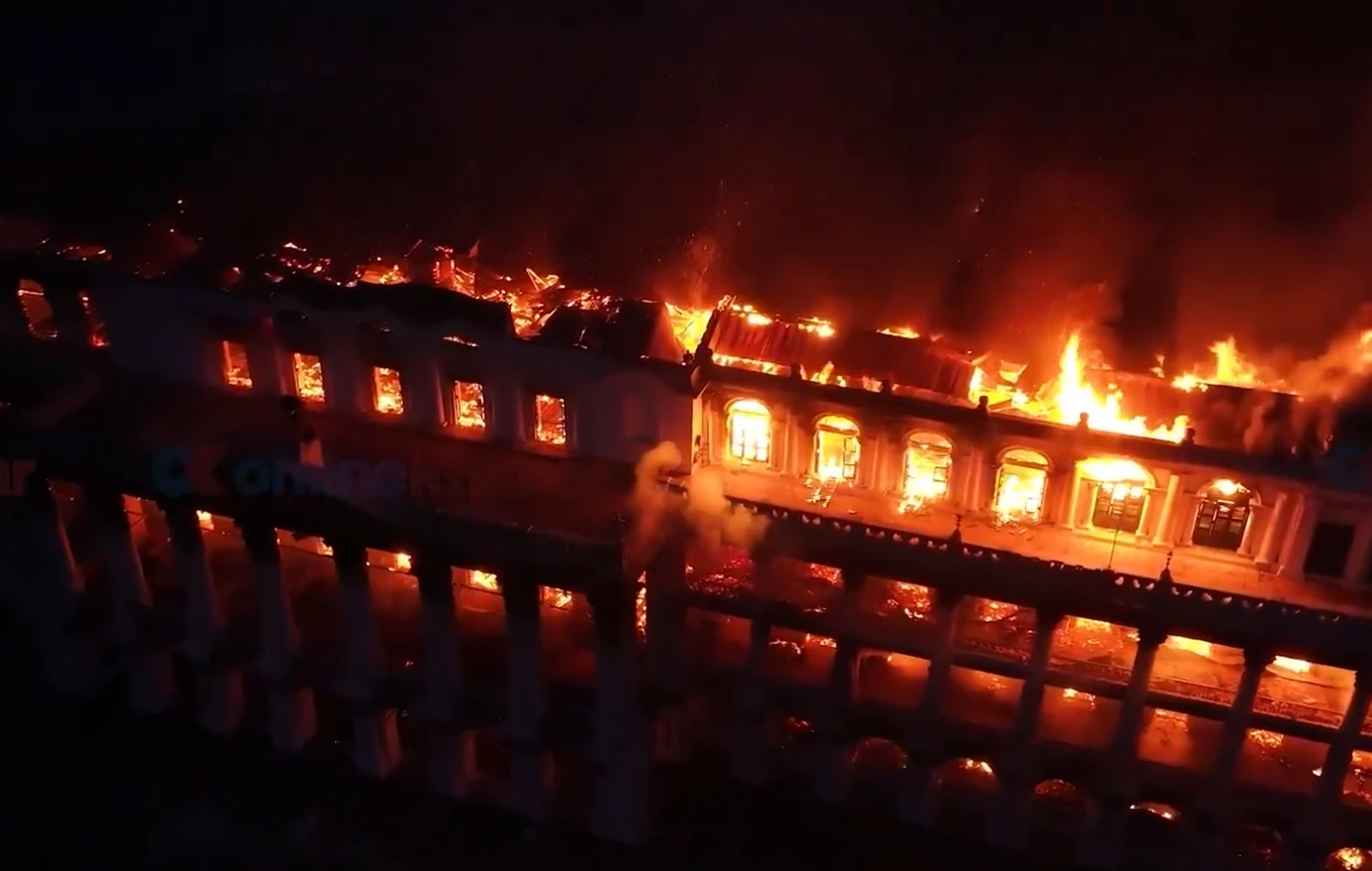 Το Νεπάλ «έπεσε»: Λίντσαραν πρώην πρωθυπουργό, κυνηγούν πολιτικούς – Στάχτη η Βουλή, πλιάτσικο στην πρωτεύουσα