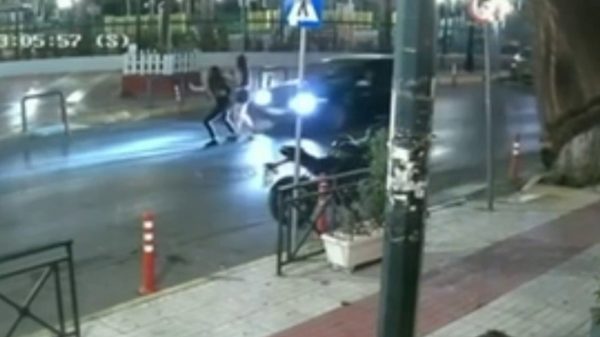 Βίντεο από τη στιγμή που αυτοκίνητο παρασύρει 16χρονη - Αναζητείται ο οδηγός