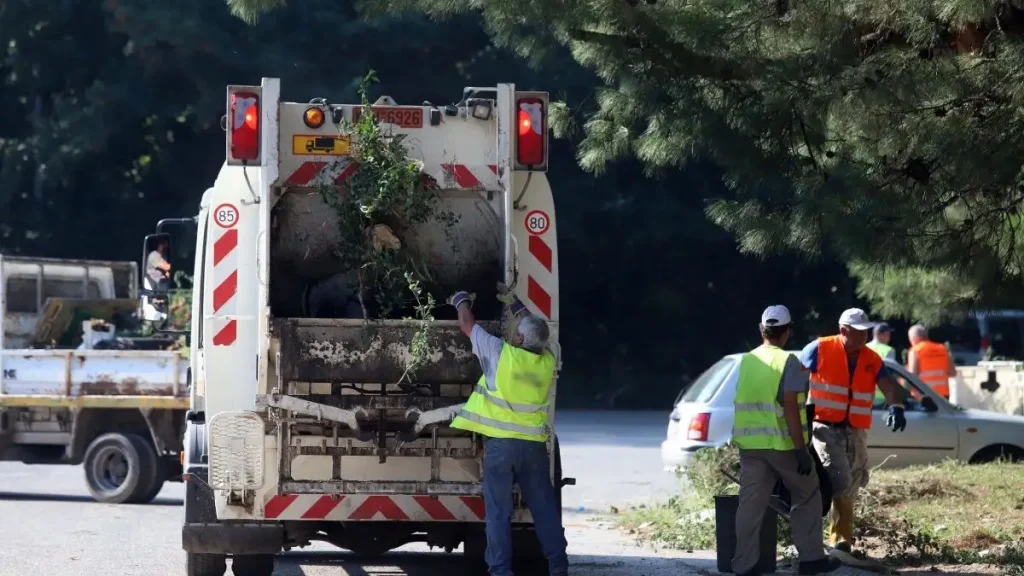 Στο νοσοκομείο οδηγός απορριμματοφόρου μετά από διαπληκτισμό με 32χρονο μοτοσικλετιστή στη Νίκαια Αττικής