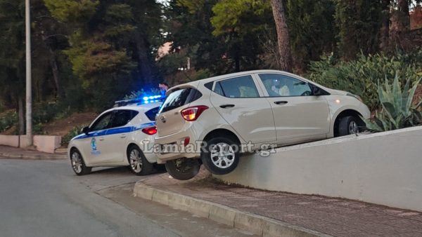 Λαμία: Αυτοκίνητο βρέθηκε ξαφνικά στον αέρα (ΦΩΤΟ)