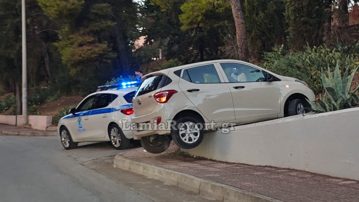 Λαμία: Αυτοκίνητο βρέθηκε ξαφνικά στον αέρα (ΦΩΤΟ)
