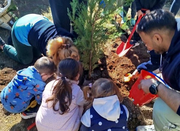 Φύτεψαν λουλούδια τα «φιντανάκια» του Παιδικού Σταθμού Διστόμου!