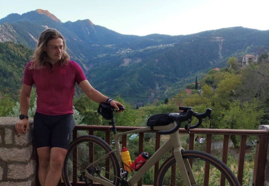 Ο Γρηγόρης Τσαλαφούτας ταξίδεψε με το ποδήλατό του από το Λαύριο στη Χελιδόνα Ευρυτανίας!