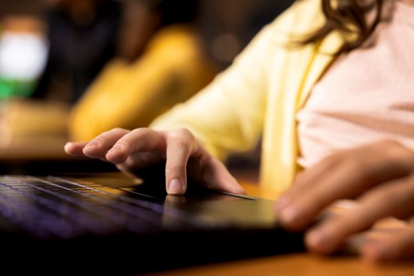 Η Καλιφόρνια θέτει ρυθμιστικούς κανόνες στα chatbots, με αφορμή αυτοκτονίες εφήβων