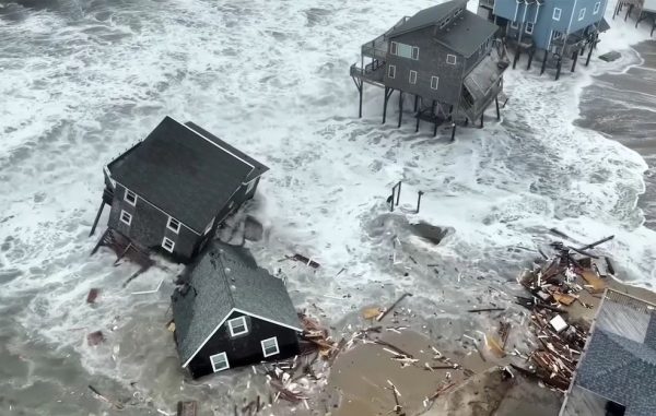 Συγκλονιστικό βίντεο με σπίτια που τα «καταπίνει» η θάλασσα