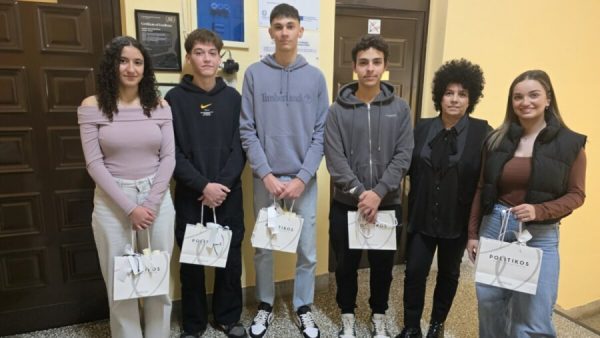 Τα βραβεία Αριστείας "Λουκάς Πολιτικός" απονεμήθηκαν στους αριστούχους του ΓΕΛ Αμφίκλειας (ΒΙΝΤΕΟ-ΦΩΤΟ)