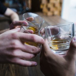 Συνελήφθη υπεύθυνος καταστήματος στην Πάτρα για πώληση αλκοόλ σε τρεις ανήλικους