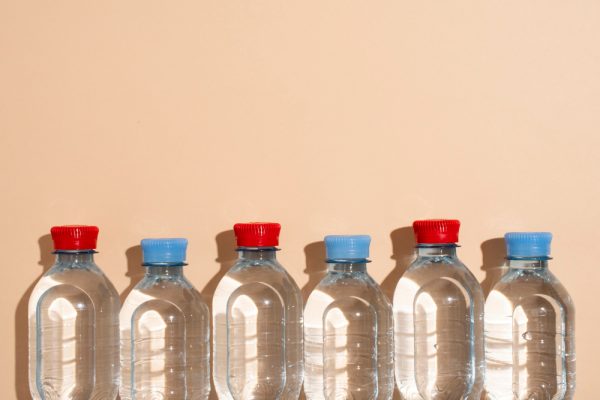 Ειδικοί διευκρινίζουν πόσο χρόνο είναι ασφαλές να πίνουμε νερό από το ίδιο μπουκάλι