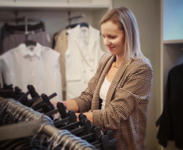 Το Πολυκατάστημα “POLITIKOS” αναζητά πωλήτρια-πωλητή