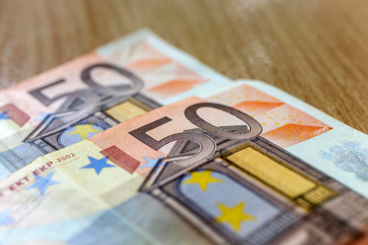 Ηλικιωμένος στην Καστοριά βγήκε στον δρόμο και πετούσε 50ευρα