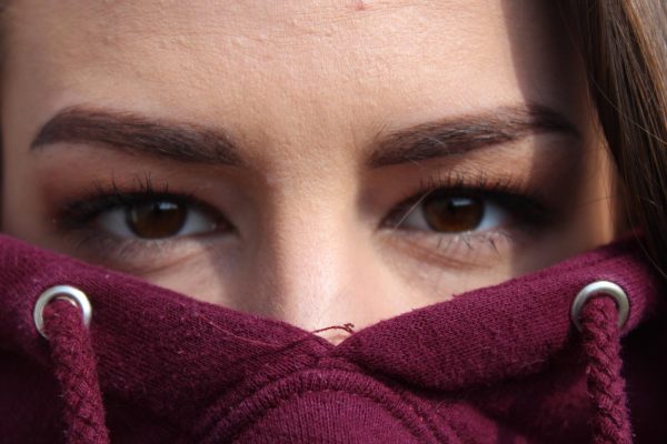 Περνάμε 3,5 χρόνια της ζωής μας ανοιγοκλείνοντας τα μάτια: Τα απίθανα νούμερα καθημερινών συνηθειών