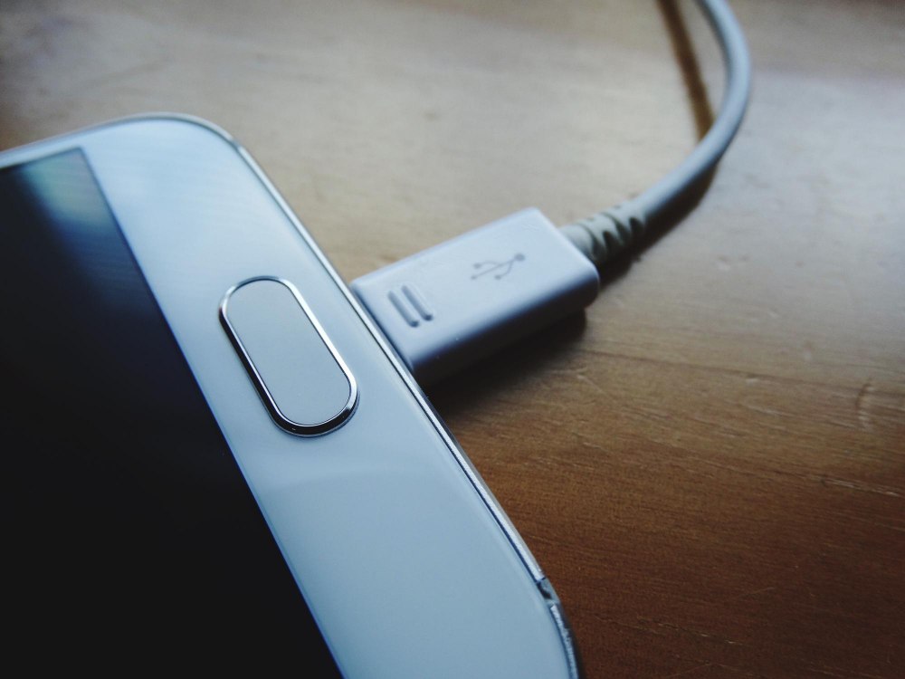 Φωτιά μετά από βραχυκύκλωμα φορτιστή κινητού τηλεφώνου - Ζημιές 500 ευρώ