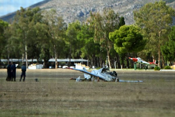 Πώς έγινε το ατύχημα με το εκπαιδευτικό αεροσκάφος στο Τατόι - Στο νοσοκομείο οι δύο πιλότοι