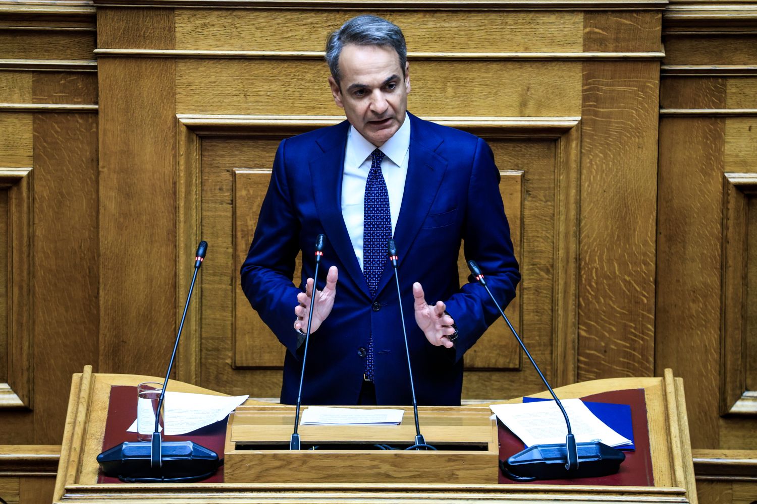 Μητσοτάκης από Βουλή: Οι εθνικοί χειρισμοί δεν ασκούνται σε καφενεία και τηλεοπτικά πάνελ -Η Ελλάδα στέκεται όρθια