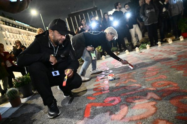 «Θα είμαστε εδώ μέχρι να δικαιώσουμε τα παιδιά», λένε συγγενείς θυμάτων του δυστυχήματος των Τεμπών που έγραψαν ξανά τα ονόματα στη Βουλή