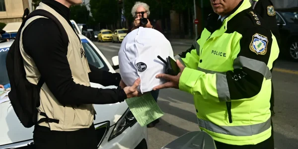 Η Τροχαία σήμερα μοίρασε δωρεάν κράνη στους μοτοσικλετιστές που δεν είχαν! (ΦΩΤΟ-ΒΙΝΤΕΟ)