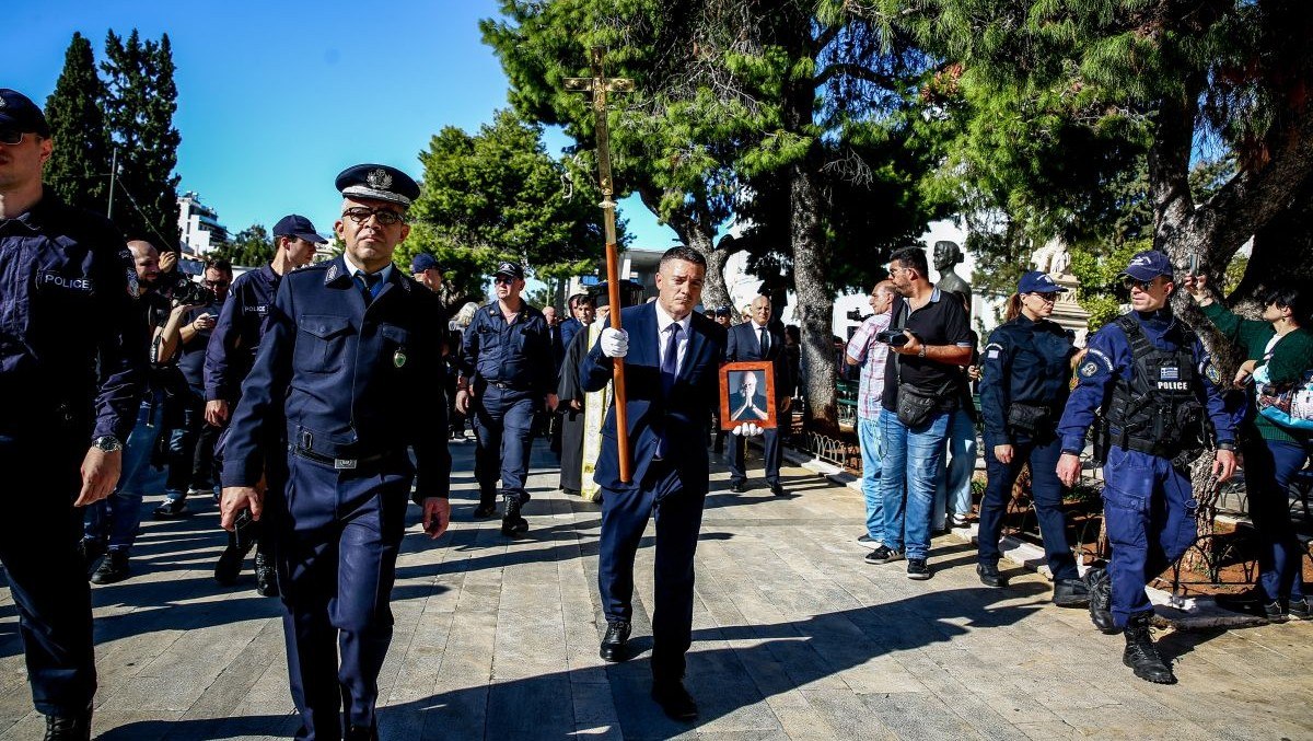 Δείτε ποιοι πολιτικοί και καλλιτέχνες βρέθηκαν στο τελευταίο αντίο στον Διονύση Σαββόπουλο - Δεν πήγαν ο Ανδρουλάκης και ο Φάμελλος