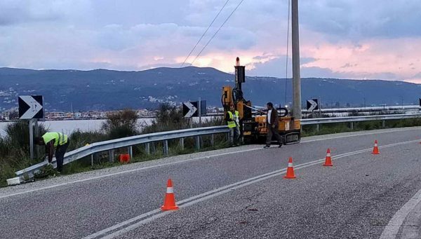 Νέες κυκλοφοριακές πινακίδες, χιονοδείκτες και στηθαία ασφαλείας στο οδικό δίκτυο της Εύβοιας