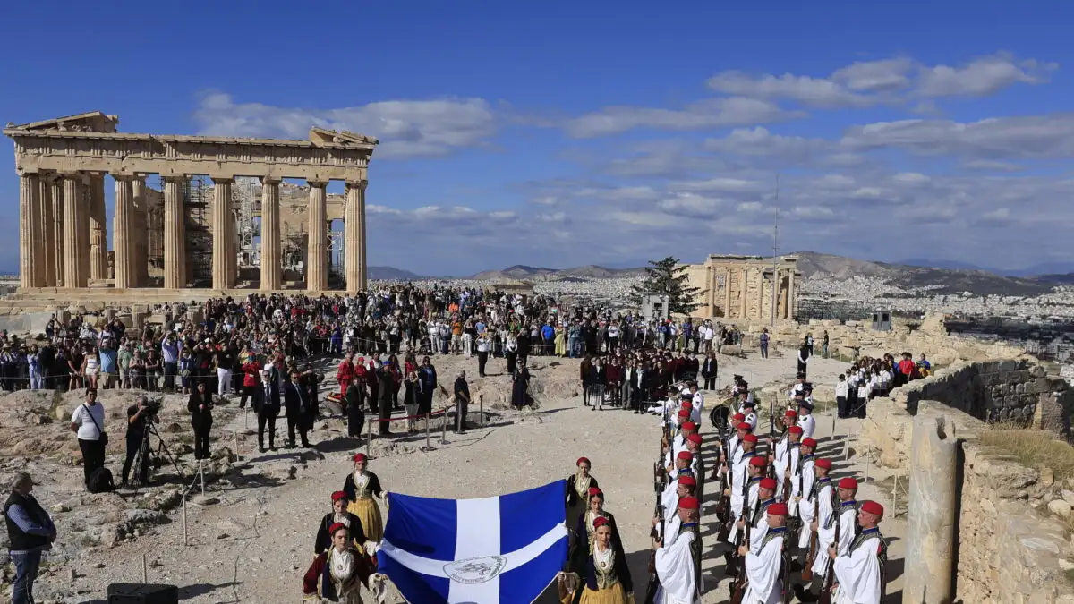 Η Αθήνα γιορτάζει την 81η επέτειο της απελευθέρωσης από τη γερμανική κατοχή: Τελετή έπαρσης της ελληνικής σημαίας στην Ακρόπολη