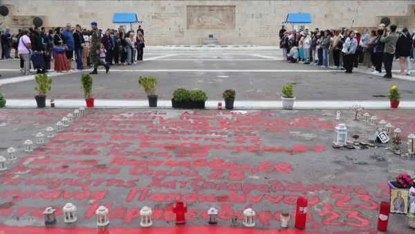 «Μετωπική» στη Βουλή για την τροπολογία για τον Άγνωστο Στρατιώτη: Δεν σβήνονται τα ονόματα θυμάτων των Τεμπών, αλλά δεν θα επιτραπεί να γραφούν ξανά