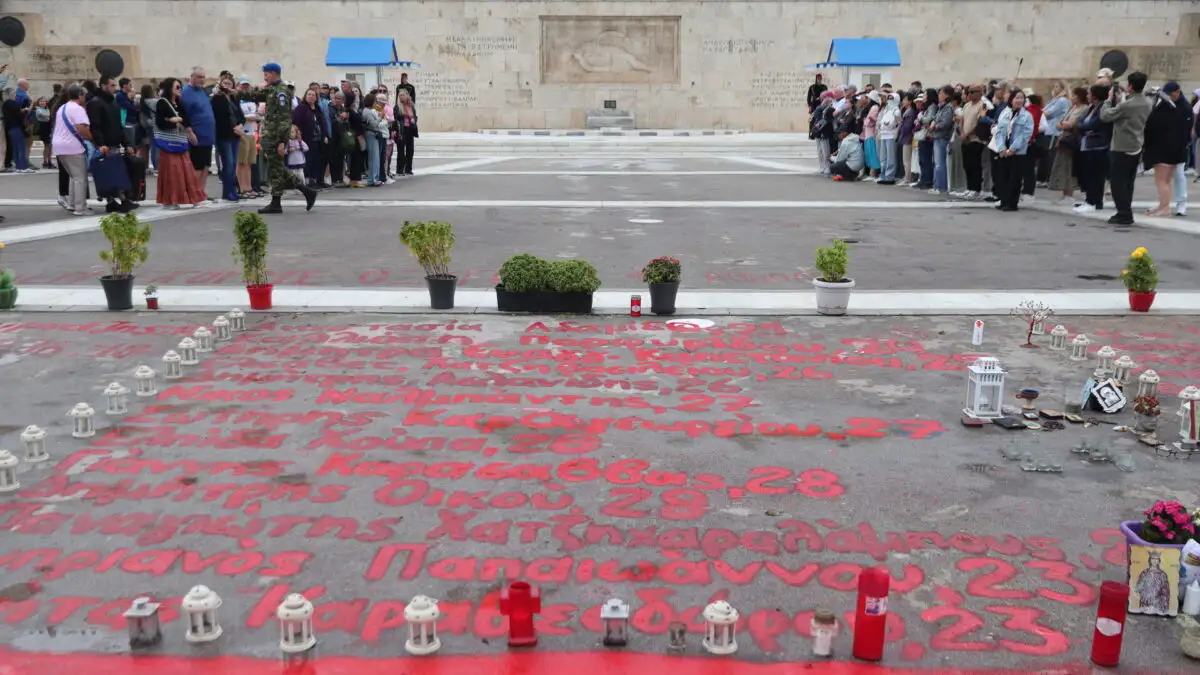 «Μετωπική» στη Βουλή για την τροπολογία για τον Άγνωστο Στρατιώτη: Δεν σβήνονται τα ονόματα θυμάτων των Τεμπών, αλλά δεν θα επιτραπεί να γραφούν ξανά