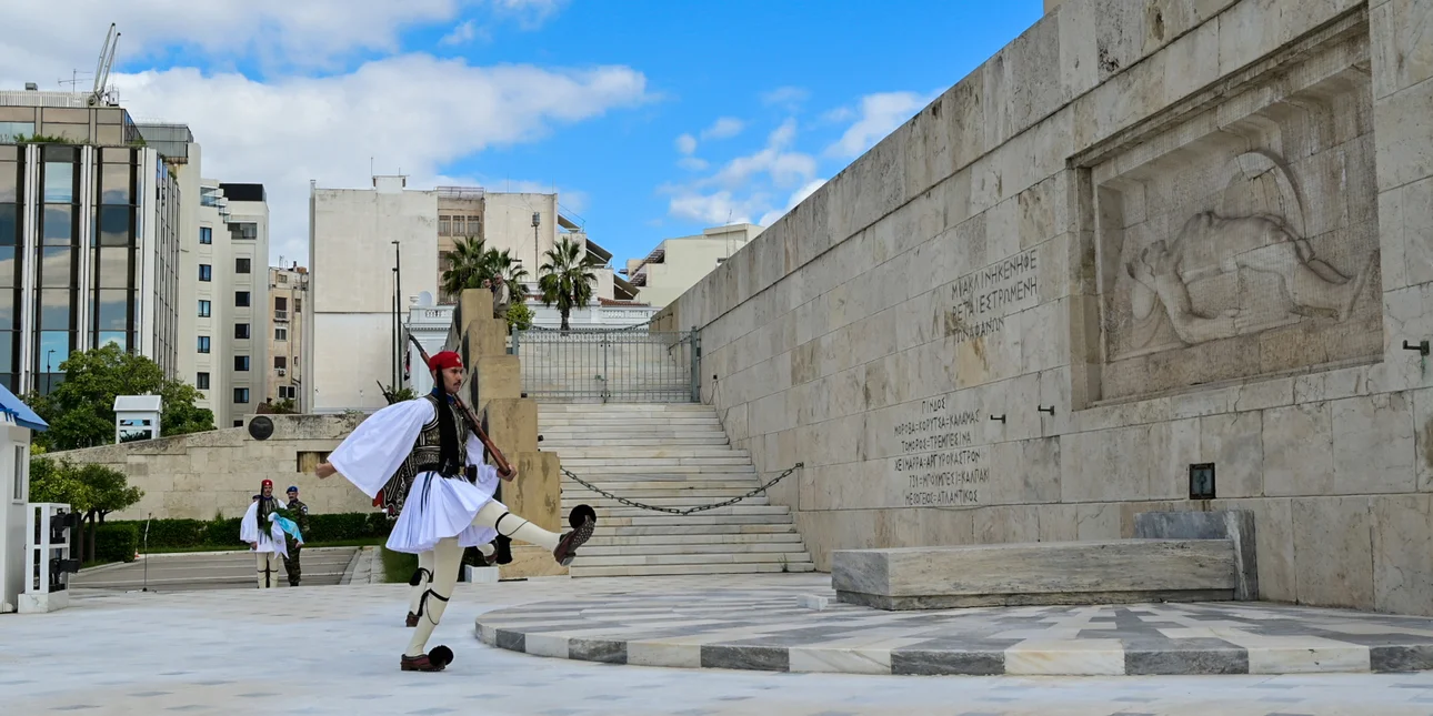 Κυβέρνηση κατά Χάρη Δούκα για τον Άγνωστο Στρατιώτη: Μέσα σε χρόνο ρεκόρ, υποστήριξε μία θέση και την αντίθετή της