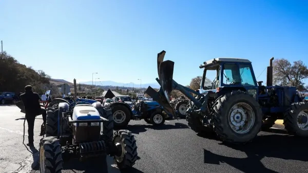 Οι αγρότες έφτασαν στο τελωνείο Προμαχώνα με τα τρακτέρ τους – Δεν σκοπεύουν να στήσουν μπλόκο